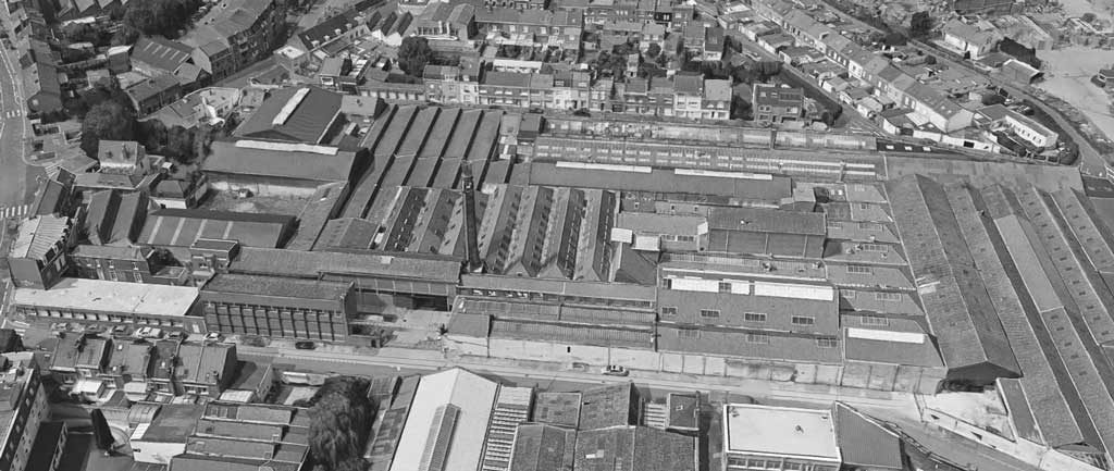 Vue aérienne, en noir et blanc, de l'usine Winckelmans
